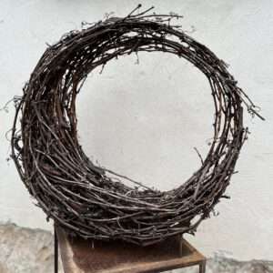 Weinrebenkranz – florales Objekt aus Weinreben zum Frühlingsanfang
