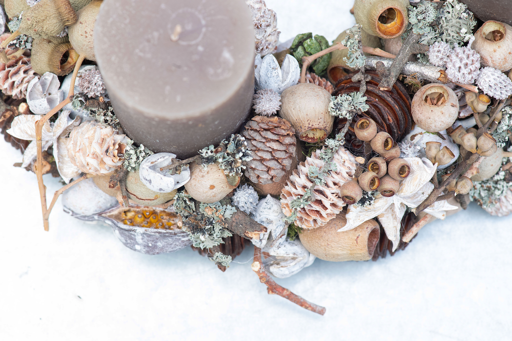 Adventskranzgestaltung in stimmungsvoller Atmosphäre